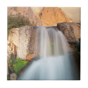 USA, Kalifornien, Inyo National Forest. Wasserfall Fliese
