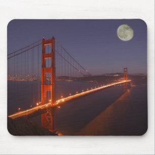USA, Kalifornien, Marin. Mondaufgang über dem Mousepad