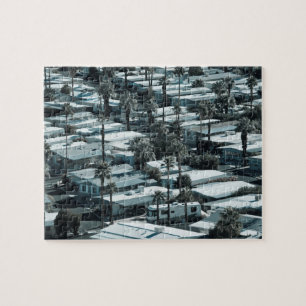 USA, Kalifornien, Palm Springs. Wohnwagenpark auf Puzzle
