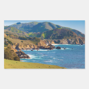 USA, Kalifornien. Panorama von Big Sur mit Bixby Rechteckiger Aufkleber