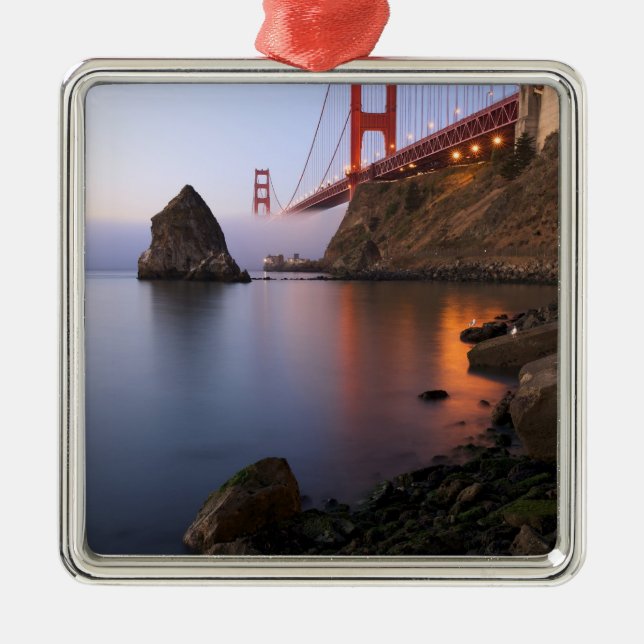 USA, Kalifornien, San Francisco. Goldenes Tor Ornament Aus Metall (Vorne)