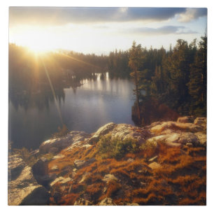 USA, Kalifornien, Sierra Nevada-Gebirge. Sonnenunt Fliese