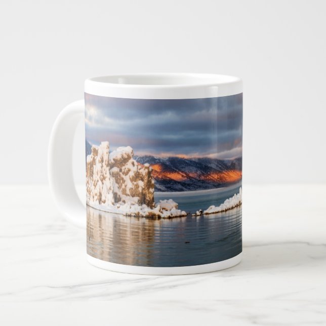 USA, Kalifornien, Sonnenaufgang in Monosee Jumbo-Tasse (Vorderseite Links)