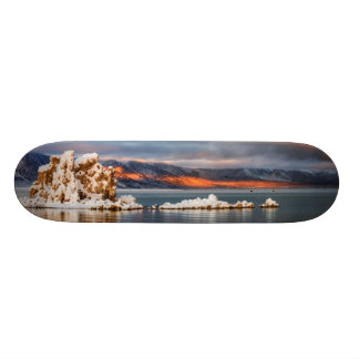USA, Kalifornien, Sonnenaufgang in Monosee Skateboard