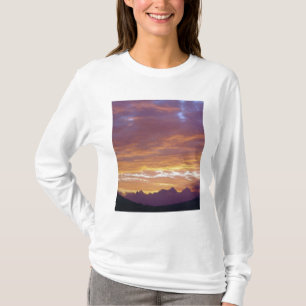 USA, Kalifornien, Sonnenuntergang über der Sierra  T-Shirt