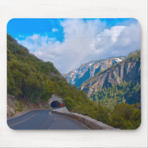 USA, Kalifornien. Tunnel auf dem Weg nach Yosemite Mousepad