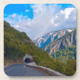 USA, Kalifornien. Tunnel auf der Straße nach Yosem Getränkeuntersetzer