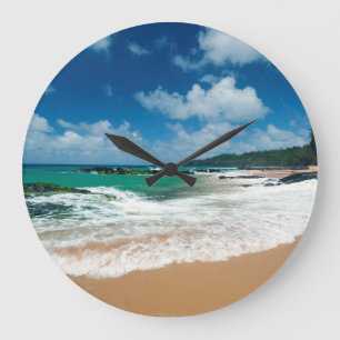 USA, Kauai, Hawaii. Eine Frau schlendert über die  Große Wanduhr