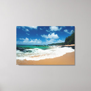 USA, Kauai, Hawaii. Eine Frau schlendert über die  Leinwanddruck