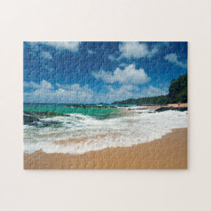 USA, Kauai, Hawaii. Eine Frau schlendert über die Puzzle