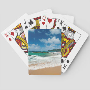 USA, Kauai, Hawaii. Eine Frau schlendert über die  Spielkarten
