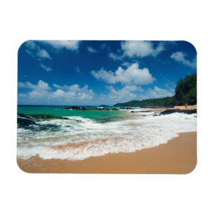 USA, Kauai, Hawaii. Eine Frau spaziert über die Fe Magnet