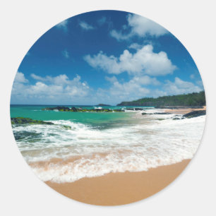 USA, Kauai, Hawaii. Eine Frau streift die Felsen Runder Aufkleber