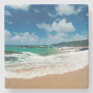 USA, Kauai, Hawaii. Eine Frau streift die Felsen Steinuntersetzer