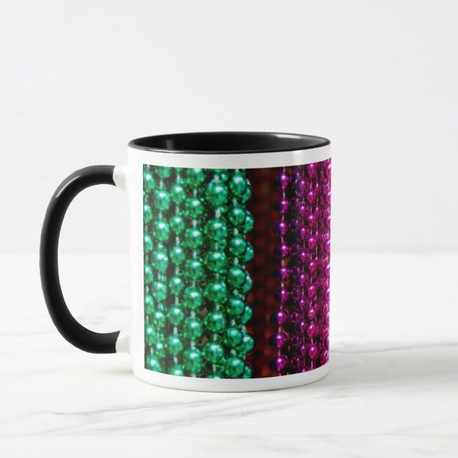 USA, Louisiana, New Orleans. Mardi Gras Beads Tasse (Links)