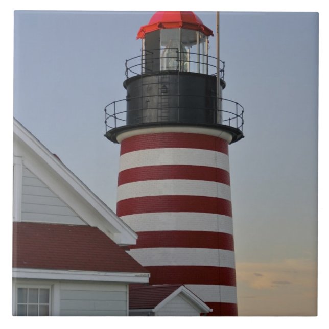 USA, Maine, Lubec. West Quoddy Head Lighthouse, Fliese (Vorderseite)