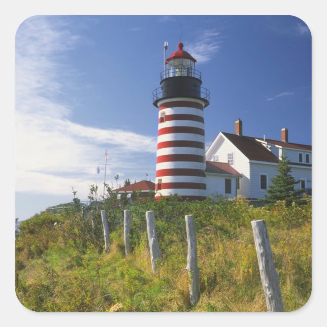 USA, Maine, Lubec. West Quoddy Head Lighthouse Quadratischer Aufkleber (Vorderseite)