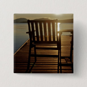 USA, Maine, Rockwood. Ein Stuhl mit Blick auf Button