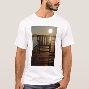 USA, Maine, Rockwood. Ein Stuhl mit Blick auf T-Shirt