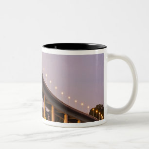 USA, Maryland, Annapolis. Severn River Brücke, Zweifarbige Tasse