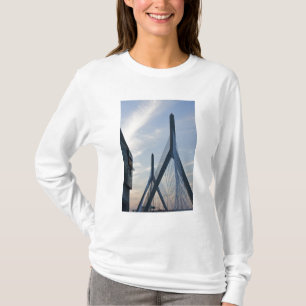 USA, Massachusetts, Boston. Die Zakim-Brücke. 2 T-Shirt