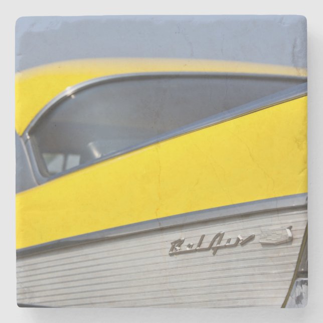 USA, Massachusetts, Gloucester. Detail von 1957 Steinuntersetzer (Vorderseite)