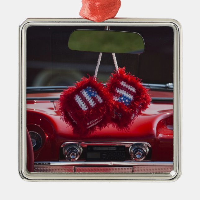 USA, Massachusetts, Gloucester. Flockige Würfel Ornament Aus Metall (Vorne)