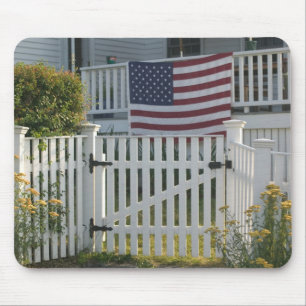 USA, Massachusetts, Gloucester: Patriotischer Zaun Mousepad