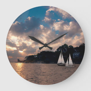 USA, Massachusetts. Sunset Segelsport Große Wanduhr