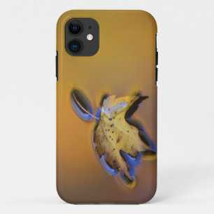 USA, Michigan, Ahornblatt schwimmt auf Wasser Case-Mate iPhone Hülle