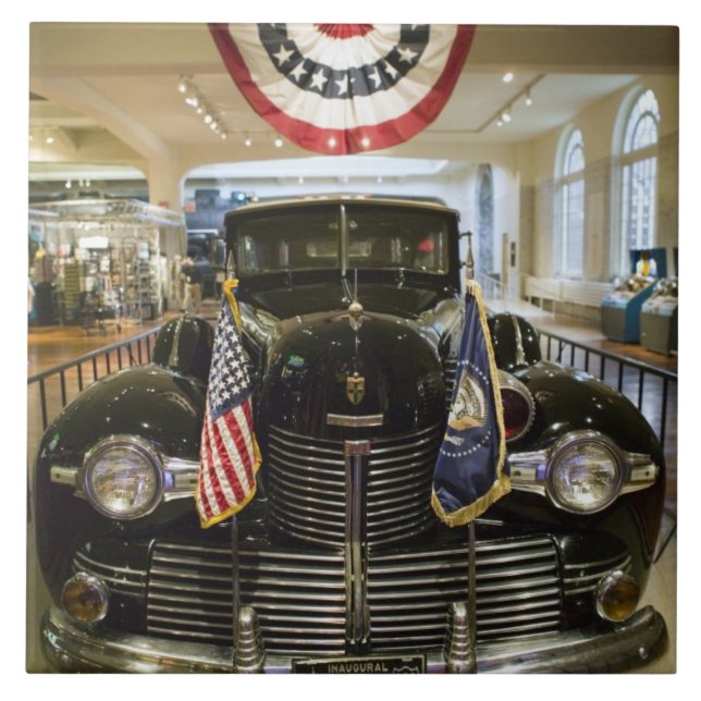 USA, Michigan, Dearborn: Das Henry Ford-Museum, Fliese (Vorderseite)