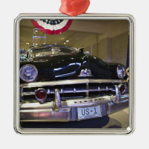 USA, Michigan, Dearborn: The Henry Ford Museum, 2 Silbernes Ornament
