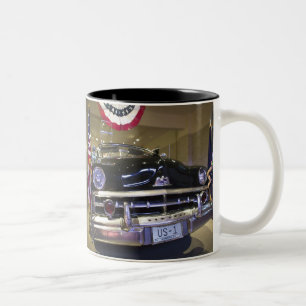 USA, Michigan, Dearborn: The Henry Ford Museum, 2 Zweifarbige Tasse