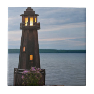 USA, Michigan. Gartendekoration Leuchtturm Fliese