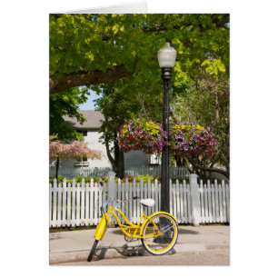 USA, Michigan, Mackinac Island. Gelbes Fahrrad