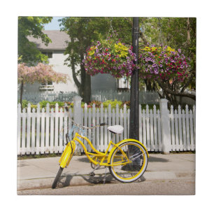 USA, Michigan, Mackinac Island. Gelbes Fahrrad Fliese