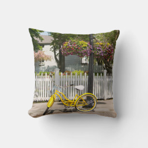 USA, Michigan, Mackinac Island. Gelbes Fahrrad Kissen