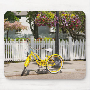 USA, Michigan, Mackinac Island. Gelbes Fahrrad Mousepad