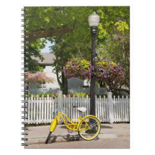 USA, Michigan, Mackinac Island. Gelbes Fahrrad Notizblock