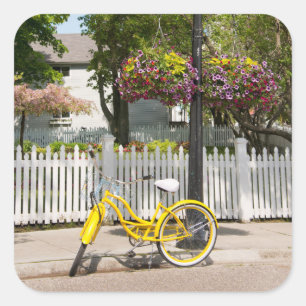 USA, Michigan, Mackinac Island. Gelbes Fahrrad Quadratischer Aufkleber