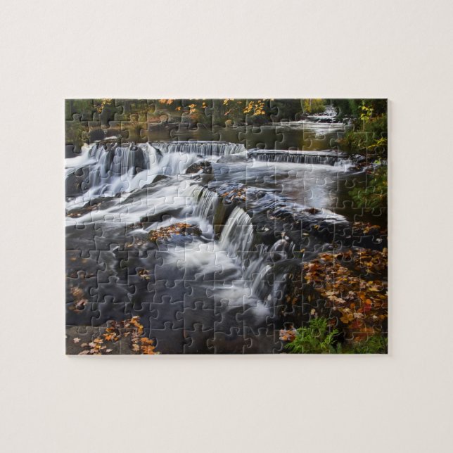 USA, Michigan, Obere Halbinsel. Bond Falls und Puzzle (Horizontal)