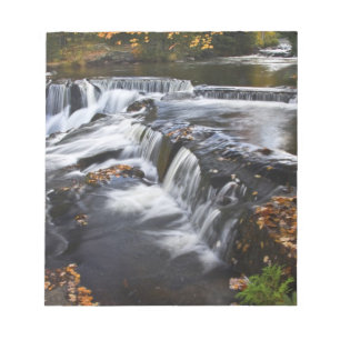 USA, Michigan, Oberes Halbinsel. Bond Falls und Notizblock