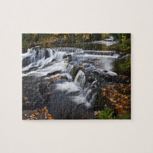 USA, Michigan, Oberes Halbinsel. Bond Falls und Puzzle