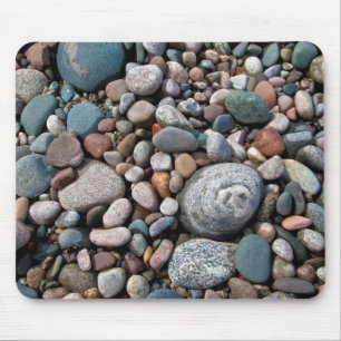 USA, Michigan. Polierte Kiesel am Ufer Mousepad