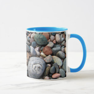 USA, Michigan. Polierte Kiesel am Ufer Tasse