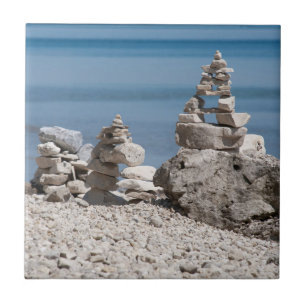 USA, Michigan. Steinfürme am Strand Fliese