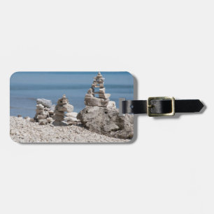 USA, Michigan. Steinfürme am Strand Gepäckanhänger