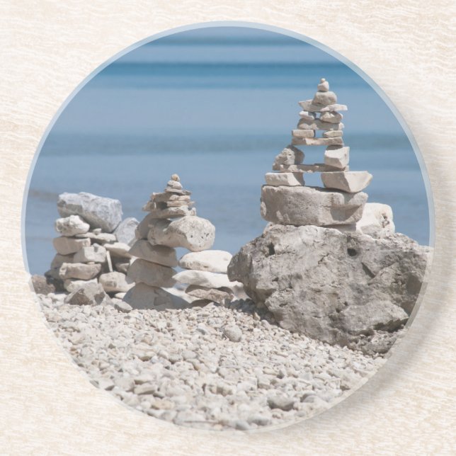 USA, Michigan. Steinfürme am Strand Untersetzer (Vorne)