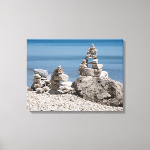 USA, Michigan. Steintürme am Strand Leinwanddruck