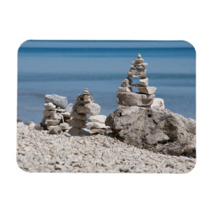 USA, Michigan. Steintürme am Strand Magnet